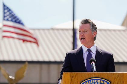 Newsom apuntó contra las instituciones educativas que avancen con el acuerdo federal: les retirará financiamiento