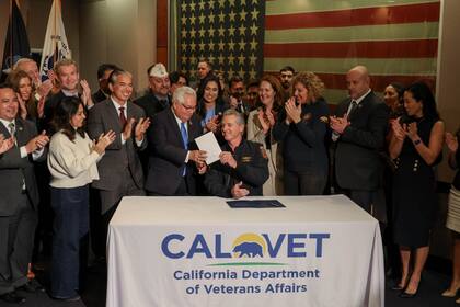 Newsom señaló que, al promulgar esta ley, garantizan que los veteranos y miembros del servicio conserven más dinero en sus bolsillos