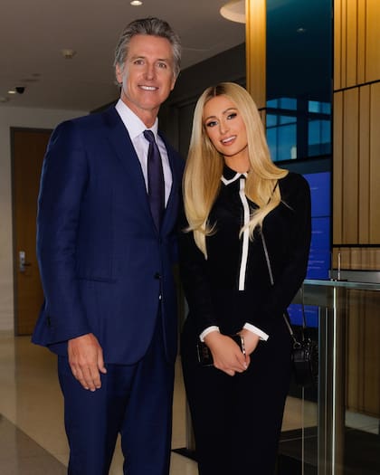 Newsom y Paris Hilton cuando se promulgó la ley