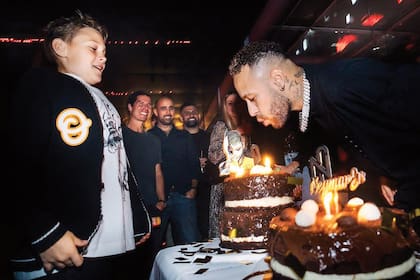 Ney, soplando las velitas con Davi Lucca da Silva Santos (11), el hijo que tuvo con Carolina Dantas.