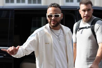 Neymar fue recibido en Arabia Saudita con flores, al igual que su nuevo compañero, el arquero tunecino Bono