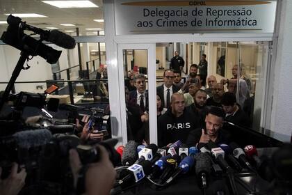 Neymar, a la salida de la comisaría de Río de Janeiro donde declaró; ante la prensa hizo un breve agradecimiento a todos quienes lo respaldan y le hacen llegar afecto en el delicado momento por el que pasa.