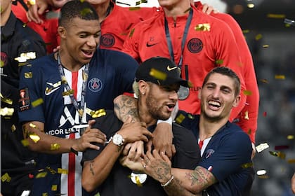 Neymar, abrazado por Mbappe y Verrati, en la celebración de PSG.