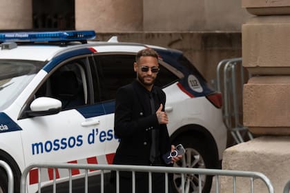 Neymar antes de entrar en la audiencia en los tribunales de Barcelona