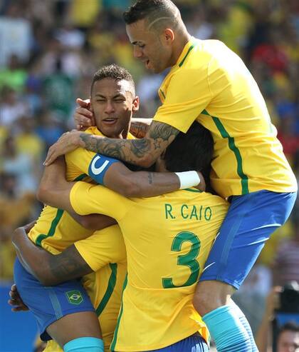 Neymar celebra con Gabriel, Rodrigo Caio y Jesús