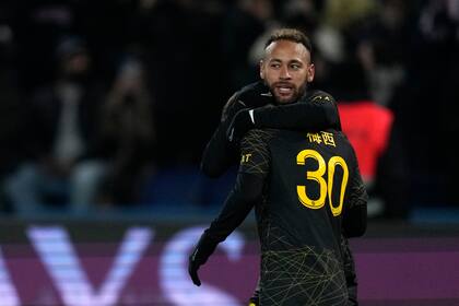 Neymar celebra con Lionel Messi tras anotar el primer gol del Paris Saint-Germain ante Reims en la liga francesa, el domingo 29 de enero de 2023. (AP Foto/Thibault Camus)