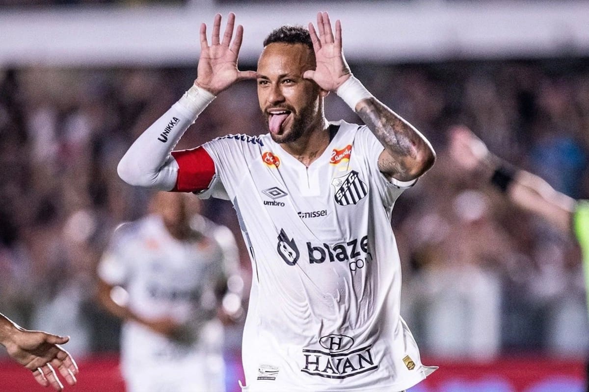 Neymar celebra un gol en Santos; el equipo espera su mejor versión