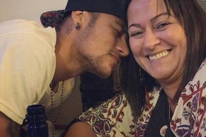 Neymar con su madre Nadine, enamorada