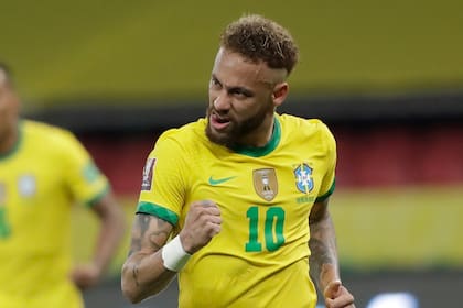 Neymar convirtió el penal y festeja el segundo gol de Brasil en el 2-0 a Ecuador por la clasificación para el Mundial de Qatar.