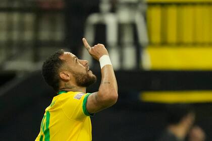 Neymar, de la selección de Brasil, festeja luego de abrir el marcador ante Uruguay en un encuentro de la eliminatoria a la Copa del Mundo, disputado el jueves 14 de octubre de 2021 en Manaos (AP Foto/Andre Penner)