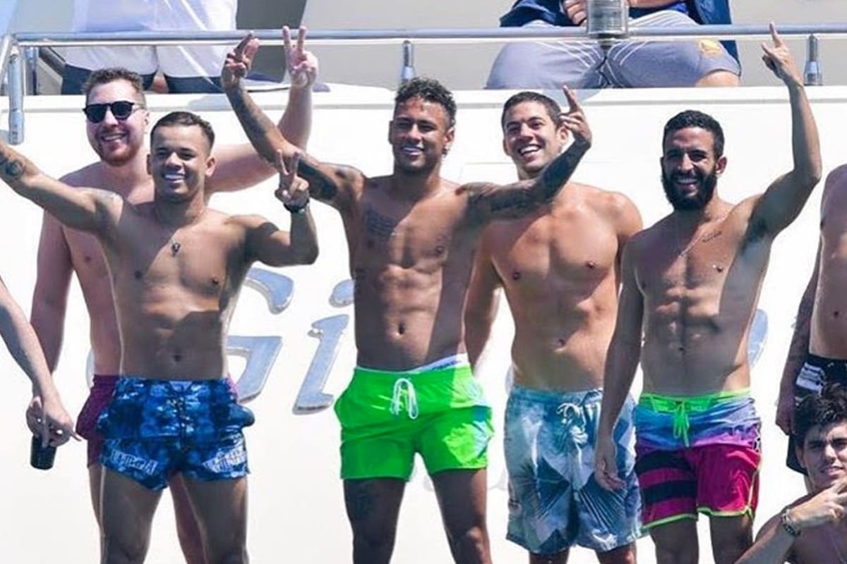 Neymar, de vacaciones, junto a sus Toiss