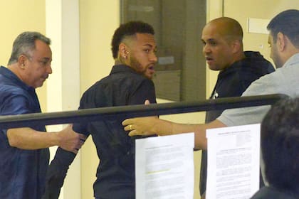 Neymar deja atrás una denuncia en su contra.