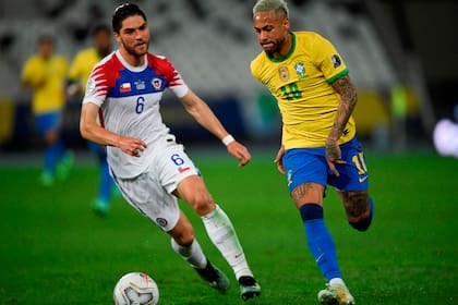 Neymar deja en el camino a Francisco Sierralta, de Chile, por los cuartos de final de la Copa América