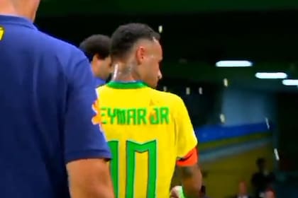 Neymar deja la cancha, mientras le cae pochoclo encima: un hincha brasileño lanzó un balde contra él