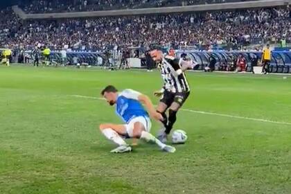 Neymar desaira a Fabricio Bruno y lo deja sentado con una gambeta