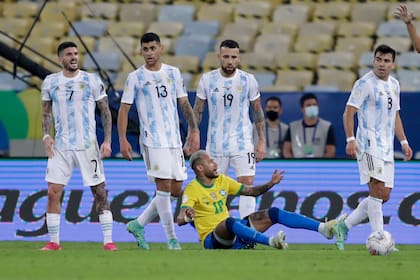 Neymar, desde el suelo, se queja de una falta