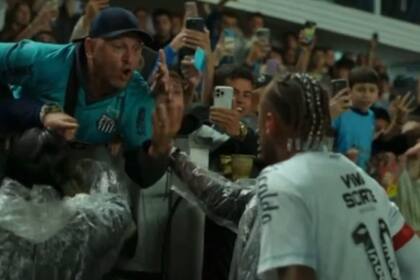 Neymar discute con hinchas de Santos luego de la derrota ante Inter