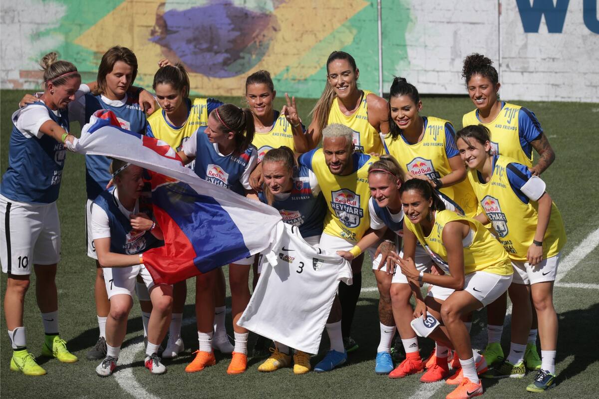 Neymar, durante un evento solidario cerca de San Pablo. El lunes debe reincorporarse a PSG.