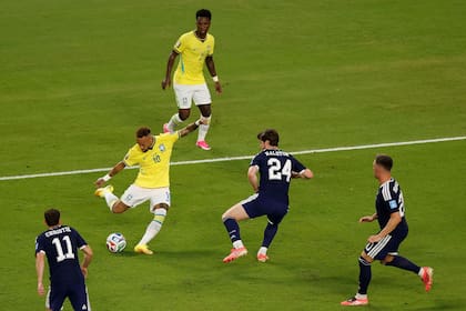 Neymar en acción: su remate será controlado por el arquero Gunn