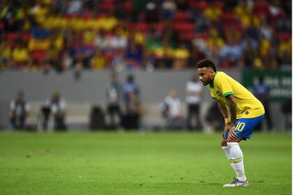 Neymar en el amistoso de Brasil y Qatar; antes del partido, los hinchas lo aplaudieron.