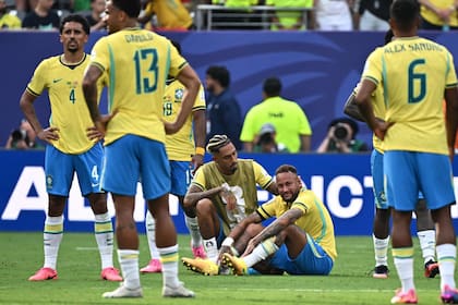 Neymar en el centro de la escena de un equipo brasileño que se quedó con las manos vacías tras otra eliminación en una Copa del Mundo. (Photo by Jewel SAMAD / AFP)