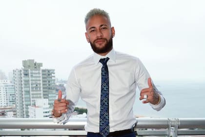 Neymar en el hotel Enjoy de Punta del Este, listo para asistir a la fiesta de los 10 años del casamiento de Luis Suárez.