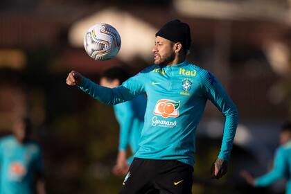 Neymar entrenándose en el predio Granja Comary, de Teresópolis, para la final de este sábado contra la Argentina.