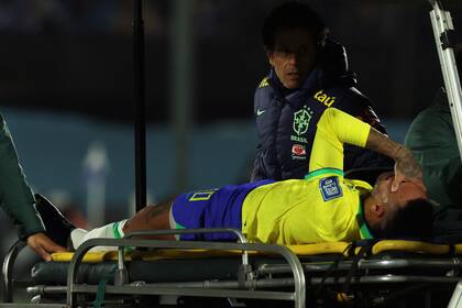 Neymar es retirado en camilla durante el partido por las eliminatorias que Brasil perdió ante Uruguay en el Centenario