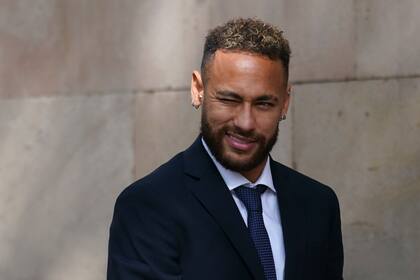 Neymar, exjugador del Barcelona y actualmente del Paris Saint-Germain, al retirarse de un juzgado en Barcelona, el martes 18 de octubre de 2022