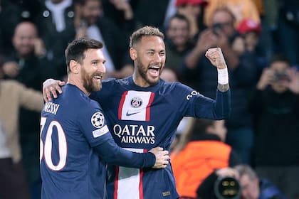 Neymar festeja, junto a Lionel Messi un gol en el PSG francés