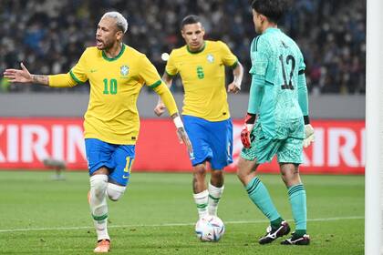 Neymar festeja su gol de penal frente a Japón en el partido disputado este lunes