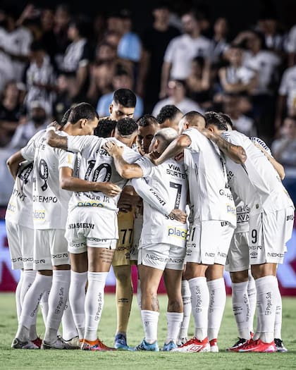 Neymar festejó junto a su equipo
