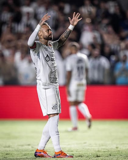 Neymar festejó su gol con el público del Santos