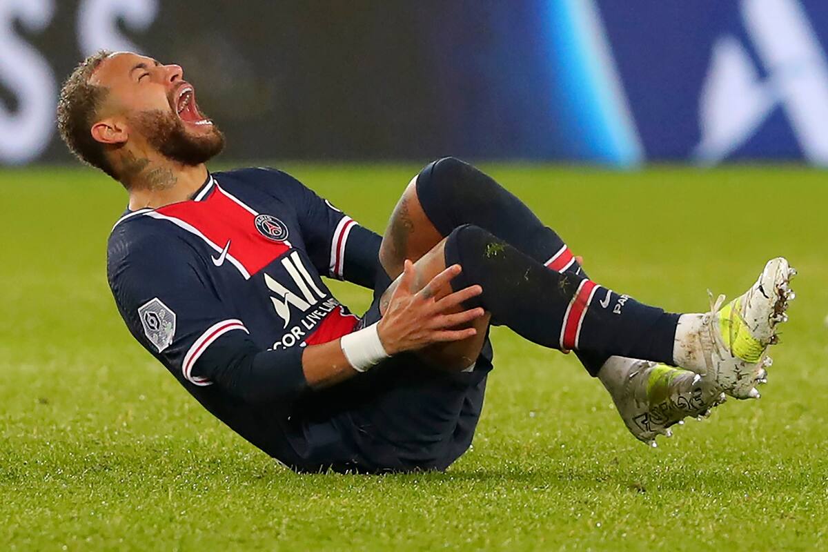 Neymar grita de dolor durante el partido entre el Paris Saint Germain y el Lyon.