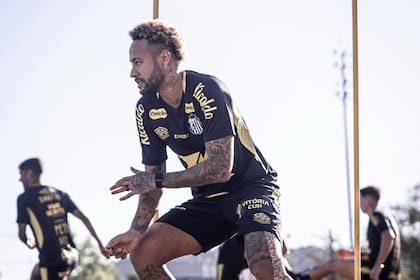 Neymar Jr, durante los entrenamientos de los últimos días con Santos FC; el jugador estará disponible en el partido de este viernes
