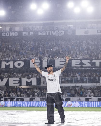 Neymar Jr. fue presentado en el club de sus amores como un héroe; se estrenarse este miércoles