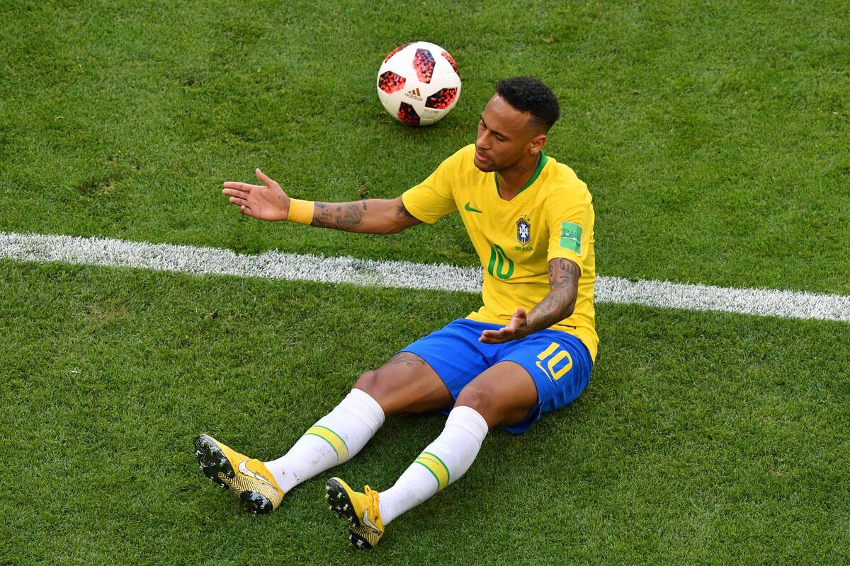Neymar Jr quejándose por una falta