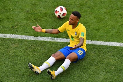 Neymar Jr quejándose por una falta