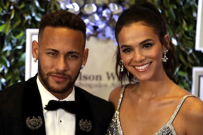 Neymar junto con su novia Bruna Marquezine