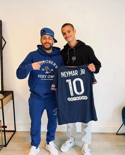 Neymar le dio su camiseta firmada a Romeo Beckham