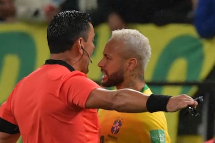 Neymar le grita "¡falta!" al Roberto Tobar y ambos chocan pecho contra pecho; el referí chileno no tomó medidas contra la estrella brasileña.