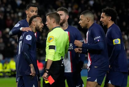 Neymar le protesta al árbitro tras ser expulsado