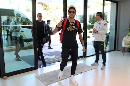 Neymar llega al centro de entrenamiento de la selección de Brasil