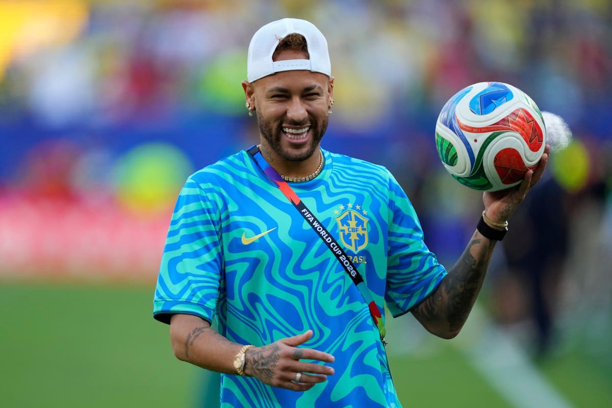 Neymar no puede estar muy lejos de una pelota: es una escena en la antesala del partido con Marruecos