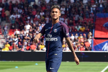 Neymar, nueva figura de PSG; el brasileño protagonizó la transferencia más cara de la historia desde Barcelona al club parisino, en 222 millones de euros