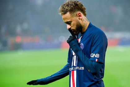 Neymar pide silencio, después de anotar un gol: el público de PSG lo silbó
