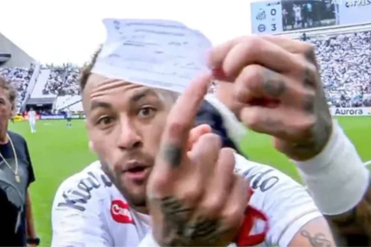 Neymar foi vítima de um erro inusitado da arbitragem: foi expulso e não conseguiu entrar novamente.
