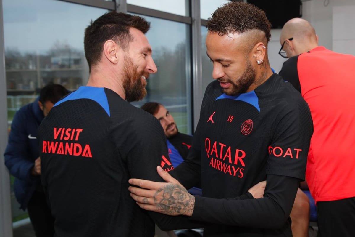 Neymar recibe a Lionel Messi tras su consagración como campeón del mundo con el seleccionado argentino