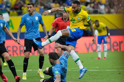 Neymar remata frente a Uruguay; en Manaos, Brasil fue muy superior en el desarrollo y lo trasladó al resultado en la fecha 12 de la eliminatoria sudamericana para el Mundial Qatar 2022.