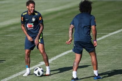 Neymar se divierte con Marcelo durante una práctica de Brasil en Sochi